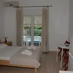 Πανσιόν αθηνά Πευκί